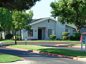 Westwind Apartments in Fresno, CA - Building Photo - Building Photo