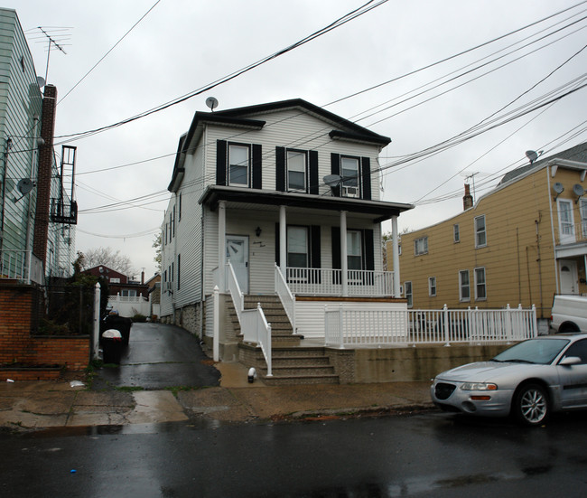 73 W 24th St in Bayonne, NJ - Building Photo - Building Photo