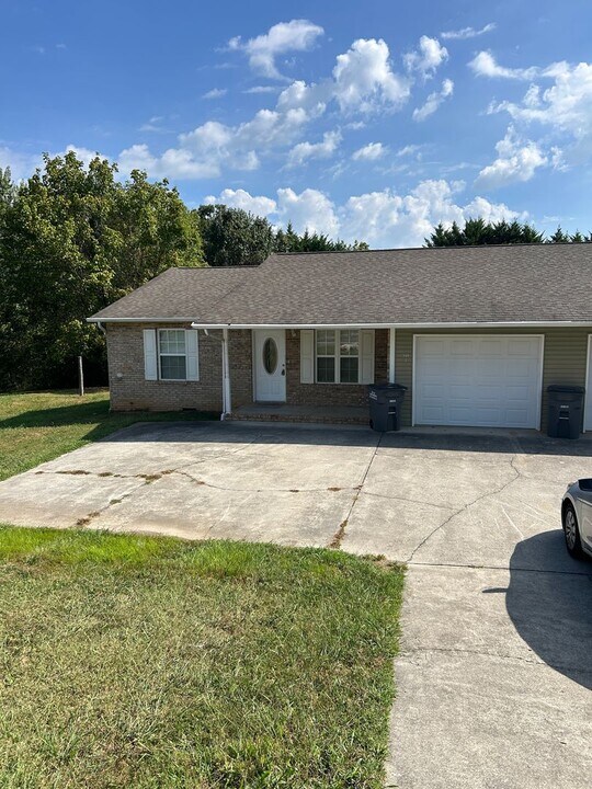 940 Water St in Dandridge, TN - Building Photo