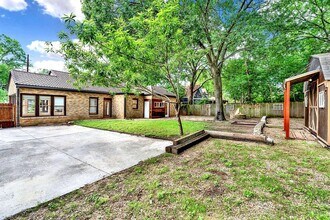 608 W Hopkins St in San Marcos, TX - Building Photo - Building Photo