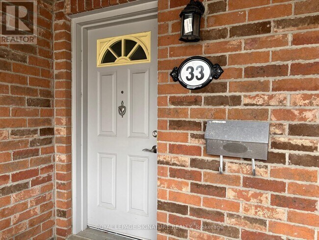 1525 S Parade Ct in Mississauga, ON - Building Photo - Building Photo