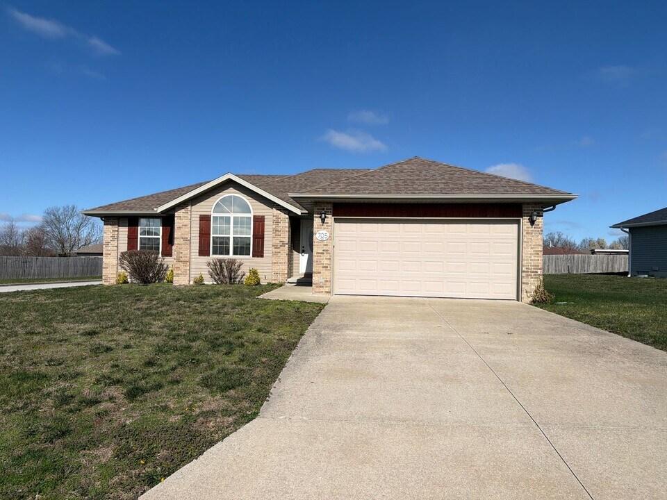 705 W Christopher Ln in Clever, MO - Building Photo