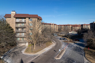 Northbrook Court in Northbrook, IL - Building Photo - Building Photo