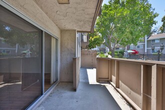 6333 College Grove Way in San Diego, CA - Building Photo - Building Photo