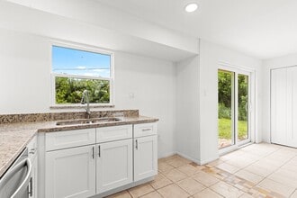 1057 Tropical Ave NW in Port Charlotte, FL - Foto de edificio - Building Photo