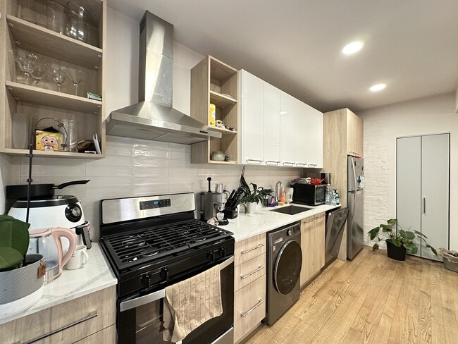 2435 W Walton St, Unit 2 in Chicago, IL - Building Photo - Building Photo