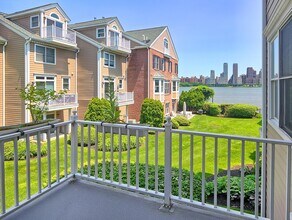 423 Newburgh Ct in West New York, NJ - Building Photo - Building Photo