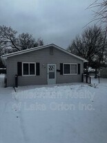 61 E New York Ave in Pontiac, MI - Building Photo