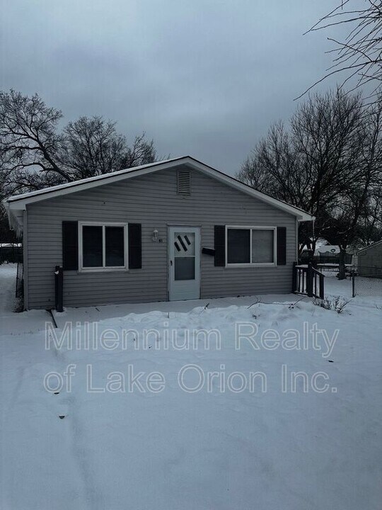 61 E New York Ave in Pontiac, MI - Building Photo