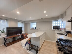 2046 W Iowa St, Unit M06H in Chicago, IL - Building Photo - Building Photo