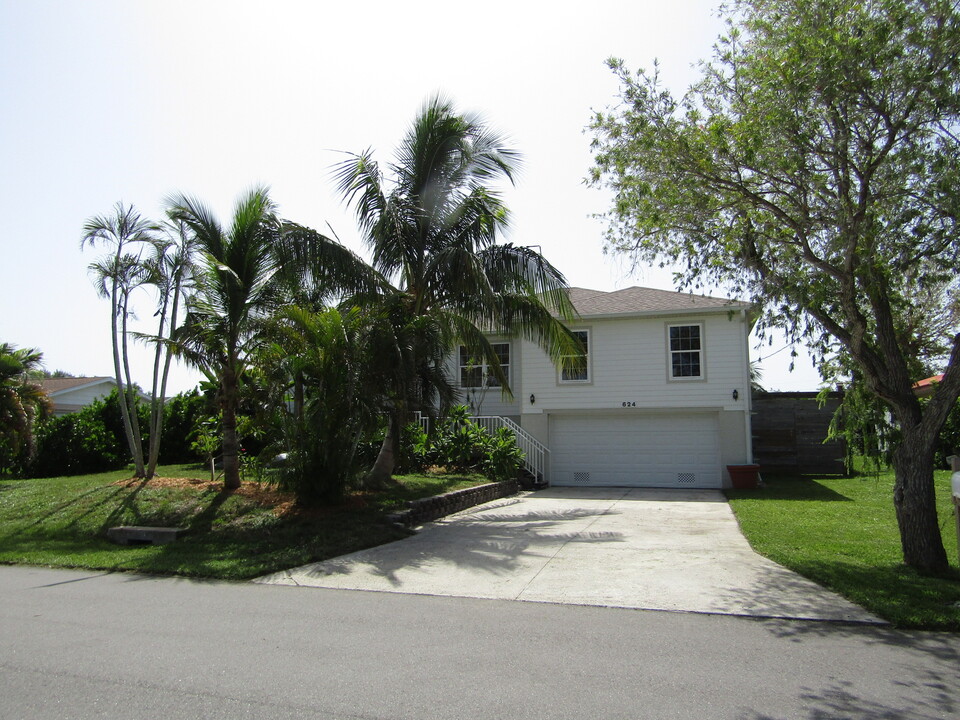 624 Portia St N in Nokomis, FL - Foto de edificio