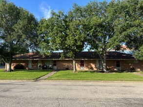 Whispering Oaks Apartment Homes El Campo in El Campo, TX - Building Photo - Building Photo