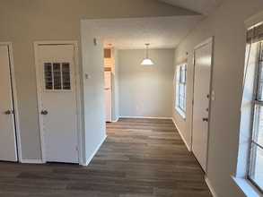 3907 E Southcross in San Antonio, TX - Building Photo - Building Photo