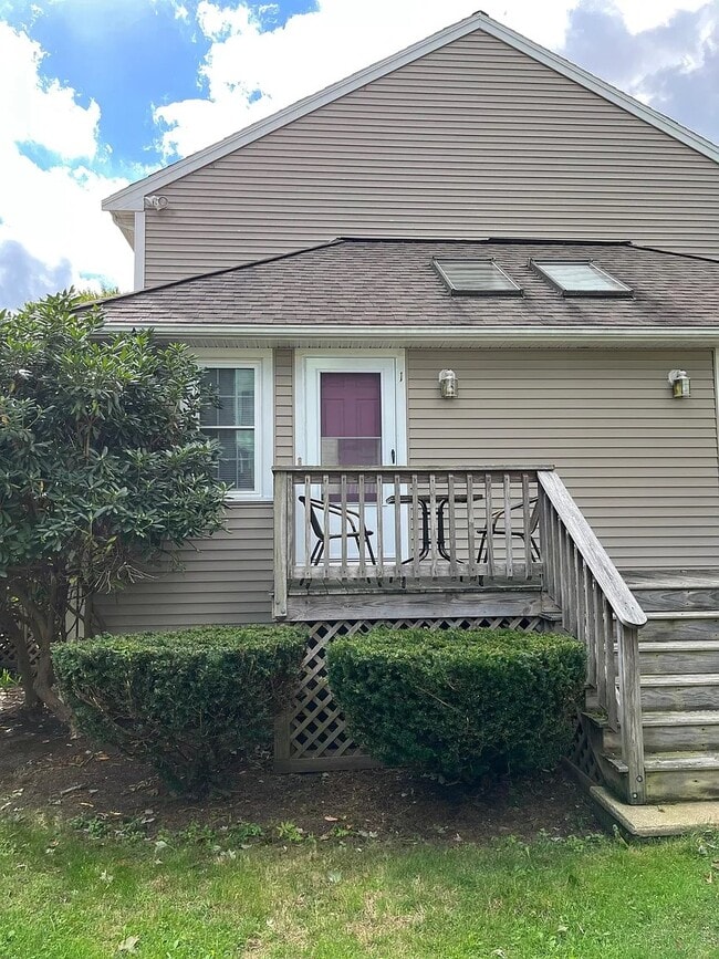 96 Prospect St, Unit 1 in Rockland, MA - Foto de edificio - Building Photo