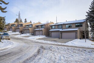 22 Coach Manor Terr SW in Calgary, AB - Building Photo