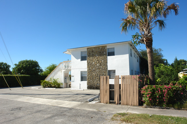 701 W Atlanta Ave in Lake Worth, FL - Foto de edificio - Building Photo