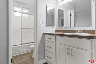 5555 Carlton Way in Los Angeles, CA - Foto de edificio - Building Photo