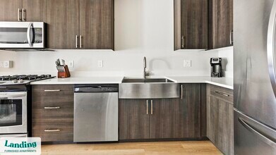 11505 NE Yacht Harbor Dr, Unit D111 in Portland, OR - Foto de edificio - Building Photo