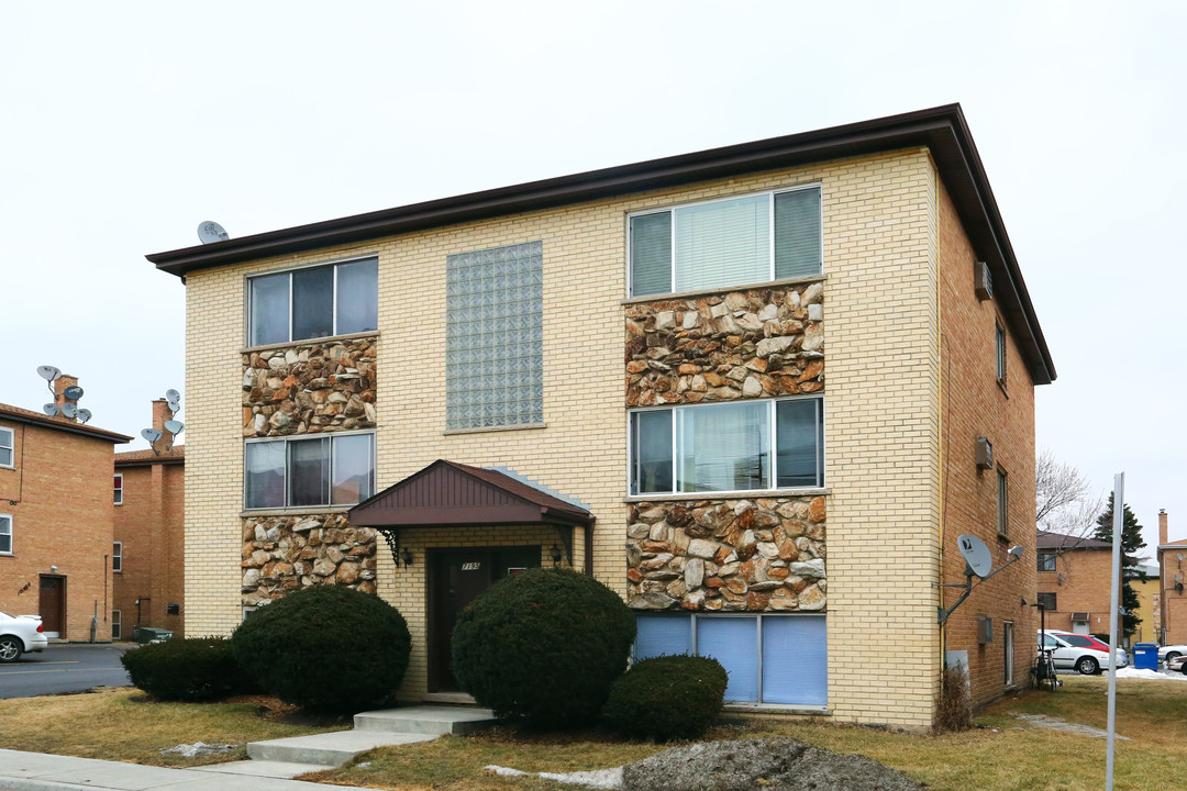 7195 Barry St in Rosemont, IL - Foto de edificio