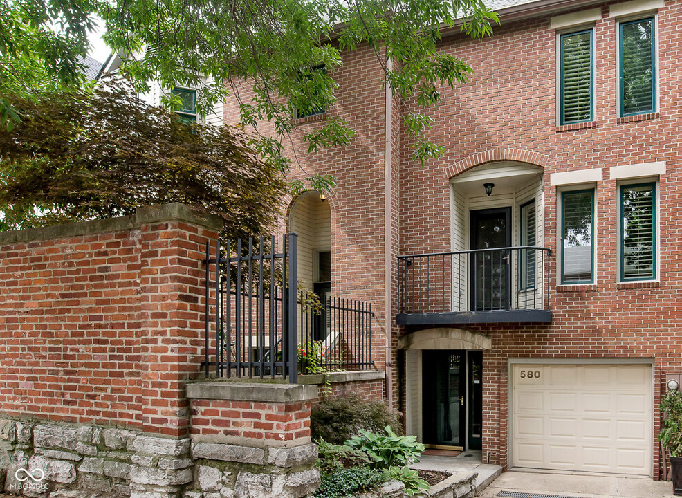 580 E Vermont St in Indianapolis, IN - Building Photo