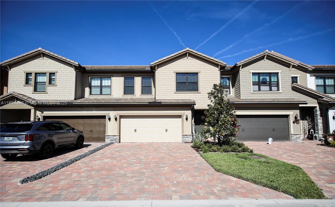 8293 Cadre Noir Rd in Wellington, FL - Building Photo