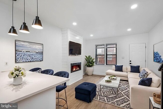 property at 2629 W Oakdale St