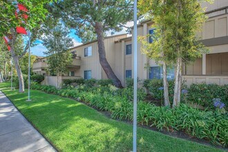 Highland Creek Apartment Homes in Fullerton, CA - Foto de edificio - Building Photo