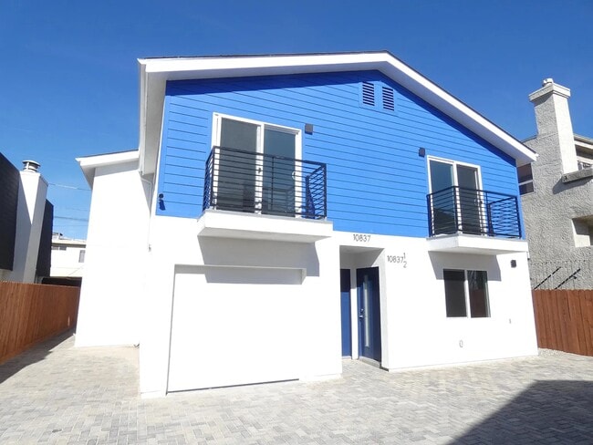 10837 Blix St in North Hollywood, CA - Building Photo - Building Photo