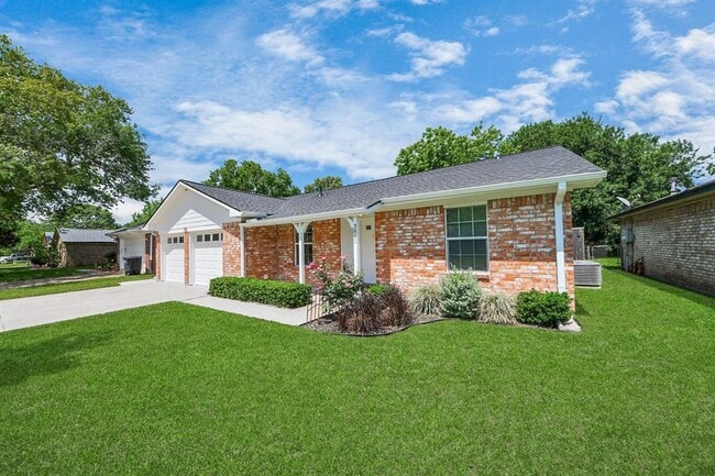 3845 Jasmine Dr in Alvin, TX - Building Photo - Building Photo