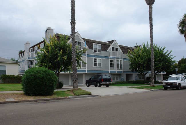 Queen Victoria Apartments in San Diego, CA - Building Photo - Building Photo