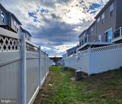 320 Rolling Valley Dr in Fredericksburg, VA - Building Photo