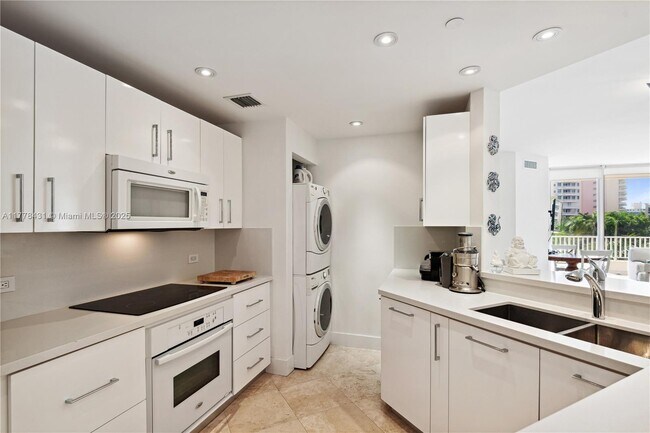 715 Crandon Blvd in Key Biscayne, FL - Building Photo - Building Photo