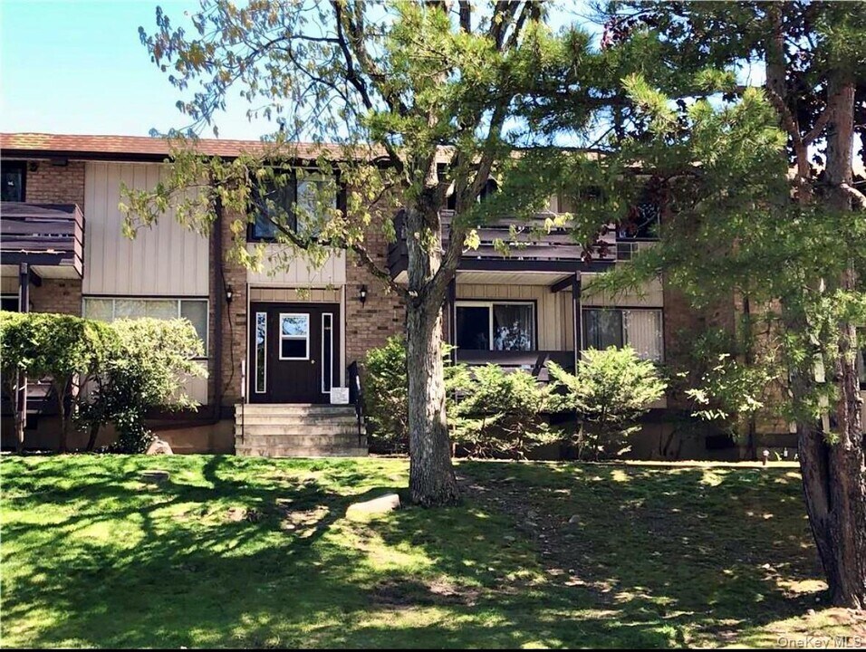 183 Sierra Vista Ln in Valley Cottage, NY - Building Photo