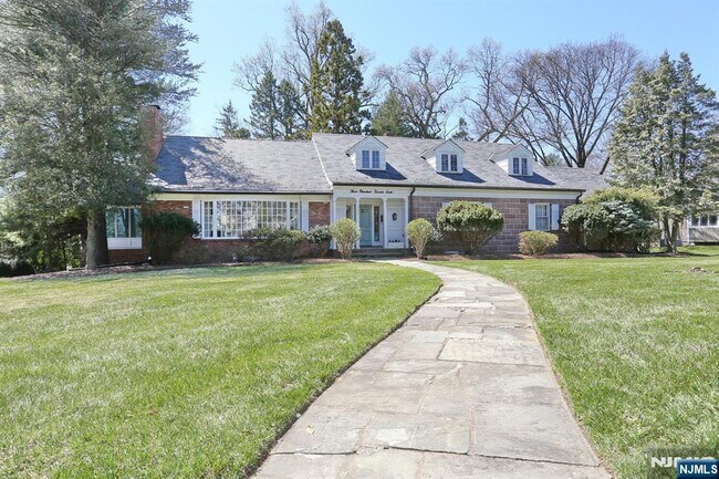 328 W Ridgewood Ave in Ridgewood, NJ - Building Photo - Building Photo