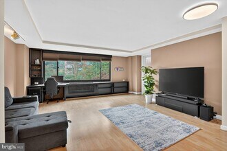 1021 Arlington Blvd, Unit 643 in Arlington, VA - Foto de edificio - Building Photo