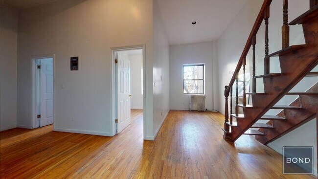 29 St Marks Pl in New York, NY - Building Photo - Building Photo