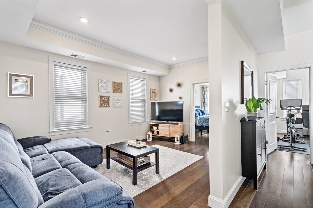 64 Byron St in Boston, MA - Building Photo