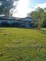 817 Springlake Cir NE in Birmingham, AL - Building Photo