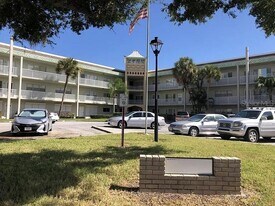 2071 Australia Way W in Clearwater, FL - Building Photo