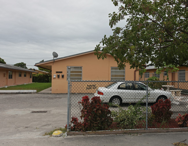 6024 Buchanan St in Hollywood, FL - Foto de edificio - Building Photo