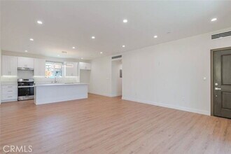 10230 Tujunga Canyon Blvd in Los Angeles, CA - Building Photo - Building Photo