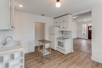 417 Paschal St in San Antonio, TX - Building Photo - Building Photo