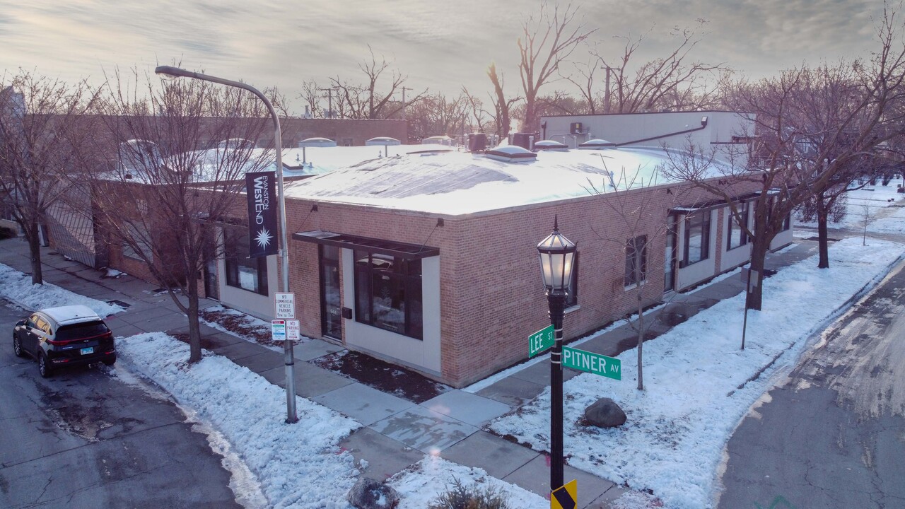 2304 Lee St in Evanston, IL - Building Photo