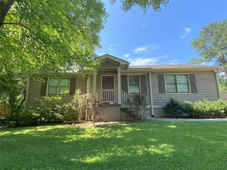 1076 Dell Ave SE in Smyrna, GA - Building Photo