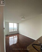 3504 Hurontario St in Mississauga, ON - Building Photo - Building Photo