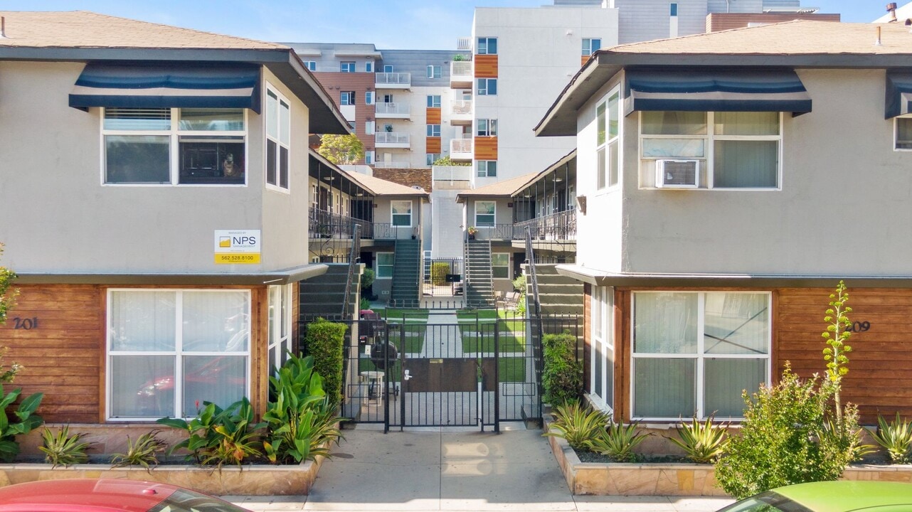 201-209 E 12th Street in Long Beach, CA - Building Photo