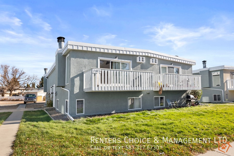 Convenient Pet Friendly Townhouse Near Sou in Medicine Hat, AB - Building Photo