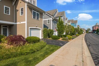 213 Midtown Dr in Traverse City, MI - Foto de edificio - Building Photo