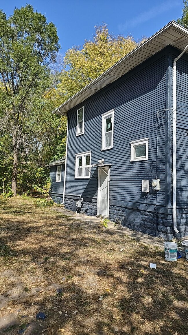 225 Sumner St in Waterloo, IA - Building Photo - Building Photo