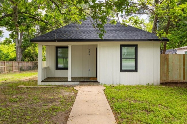 509 W 6th St in Brenham, TX - Building Photo - Building Photo